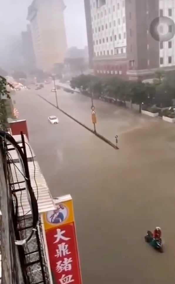 北市因大雷雨狂炸，信義區、東區淹水嚴重，路面汪洋一片。（圖／讀者提供）