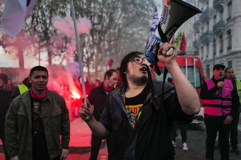 Manifestantes gritan consignas mientras participan en una manifestación después de que el Consejo Constitucional de Francia aprobara los elementos clave de la reforma de las pensiones del presidente francés, en Lyon, centro de Francia, el 14 de abril de 2023.