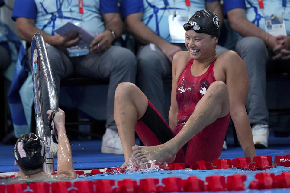 La canadiense Maggie Mac Neil celebra tras ganar los 100 metros libre de la natación de los Juegos Panamericanos en Santiago, Chile, el lunes 23 de octubre de 2023. (AP Foto/Silvia Izquierdo)