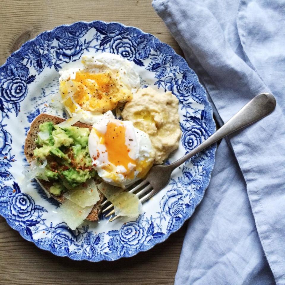 Poached eggs with avocado and hommus