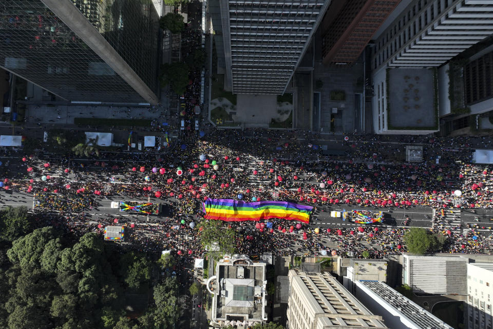 Una multitud marcha en el desfile anual del Orgullo Gay el domingo 2 de junio de 2024, en Sao Paulo. (AP Foto/André Penner)