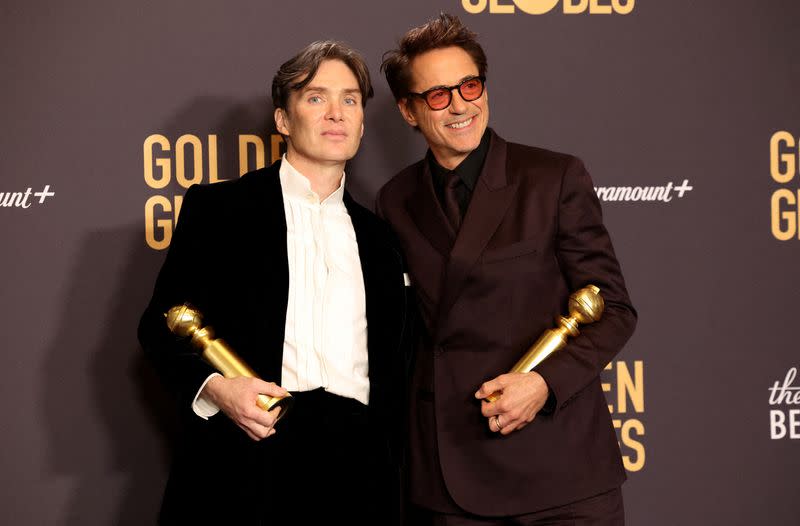 Robert Downey Jr. posa con el premio a la mejor película dramática por "Oppenheimer" mientras Cillian Murphy sostiene el premio a la mejor interpretación masculina en una película por "Oppenheimer" en la 81ª edición de los Globos de Oro en Beverly Hills, California, Estados Unidos
