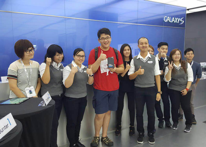 Tzu Cheong, a 19-year-old student was the first customer to get the Galaxy Note7 at VivoCity.