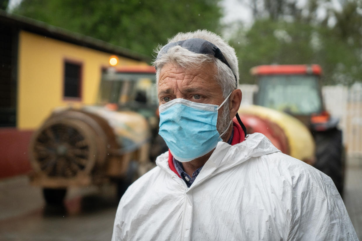 Un agricultor, con su mascarilla, antes de salir a fumigar. Foto Fernando Ruso