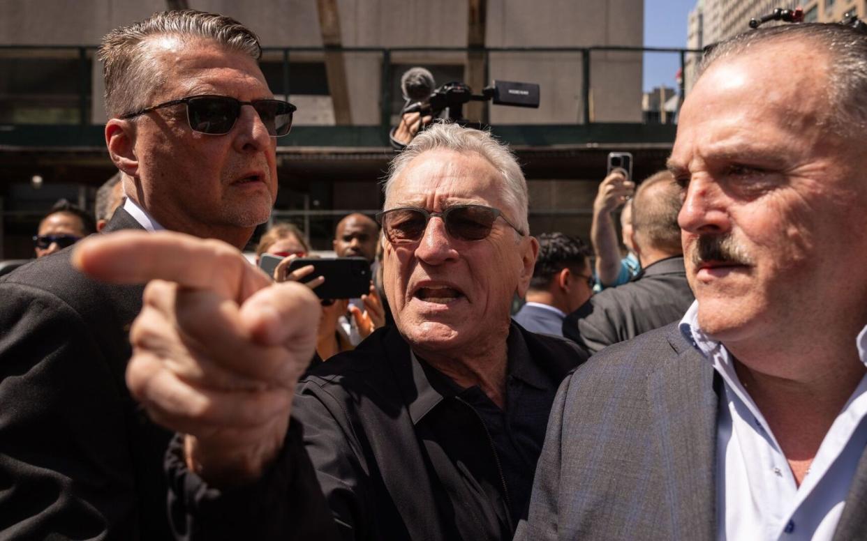 Robert De Niro points to a supporter of Donald Trump