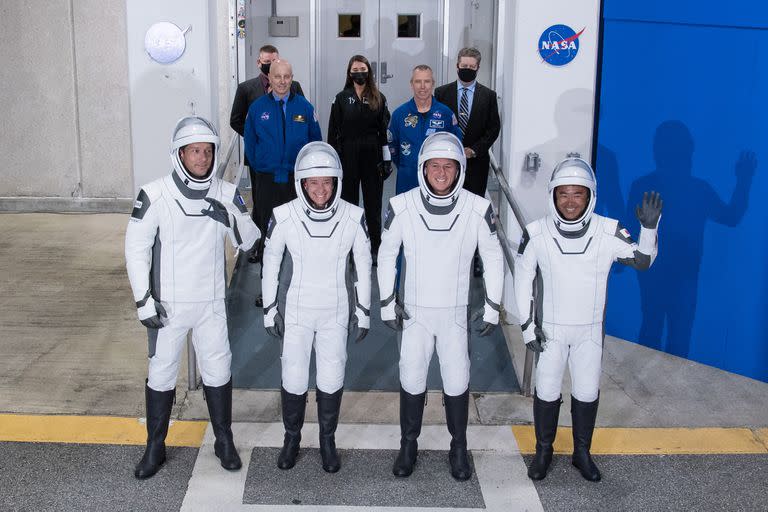 El cohete SpaceX Falcon 9 con la cápsula espacial Crew Dragon despega desde la plataforma 39A en el Centro Espacial Kennedy en Cabo Cañaveral, Florida,