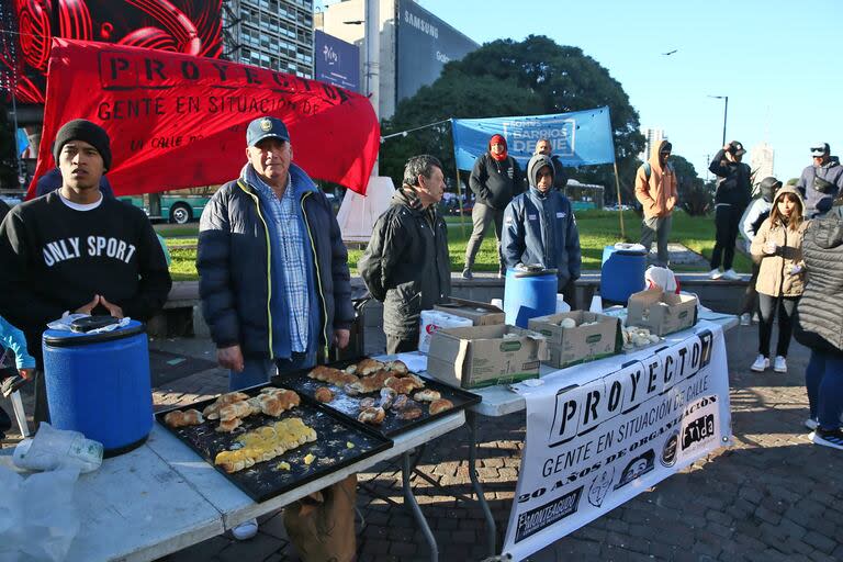 El desayuno incluyó infusiones calientes, facturas, panes y tortas fritas 