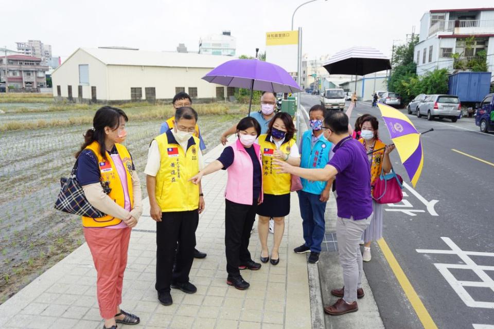 立委楊瓊瓔及市議員賴朝國會勘潭子嘉仁里等五處公車站，確認位置、樣式、捐助方式，評估可行性。（記者徐義雄攝）