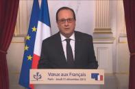 <p>Quelques heures avant les douze coups de minuit qui marqueront le début de l’année, François Hollande adresse aux Français ses vœux pour 2016. Au cours de son allocution, le président reconnaît que la France “<i>n’en a pas fini avec le terrorisme</i>”, tout en félicitant les Français. “<i>Je suis fier de vous. Vous avez fait preuve dans ces circonstances de détermination, de solidarité et de sang-froid</i>“, affirme-t-il durant son discours.</p>