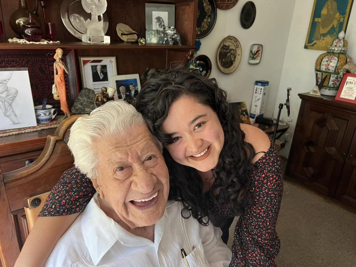 Sofía Montaño con su abuelo Ignacio López Tarso. (Foto tomada de su perfil de Instagram)