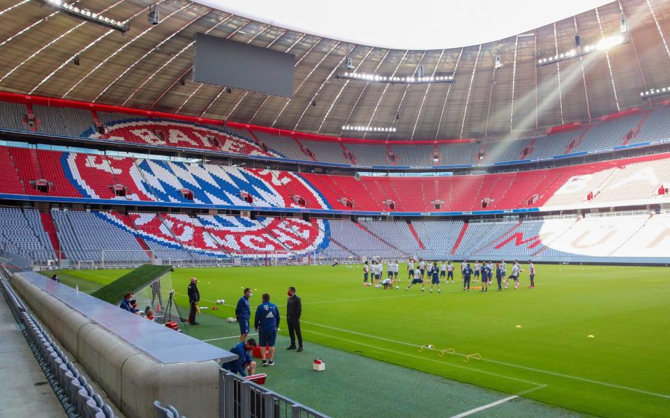 Players of FC Bayern Muenchen warm up on the pitch during a training session - FC BAYERN