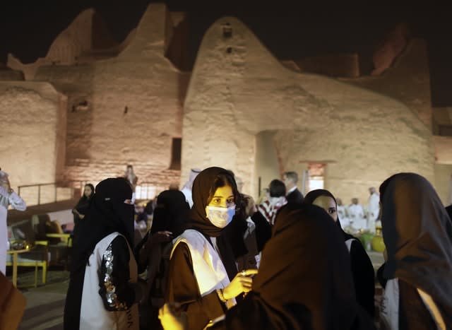 A Saudi tour guide wears a face mask