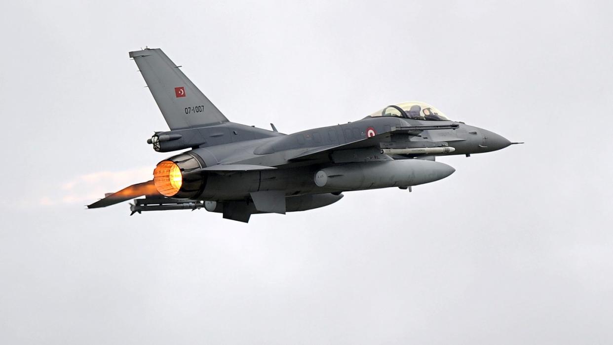 Ein Kampfflugzeug der türkischen Luftwaffe vom Typ F-16 (Archiv).