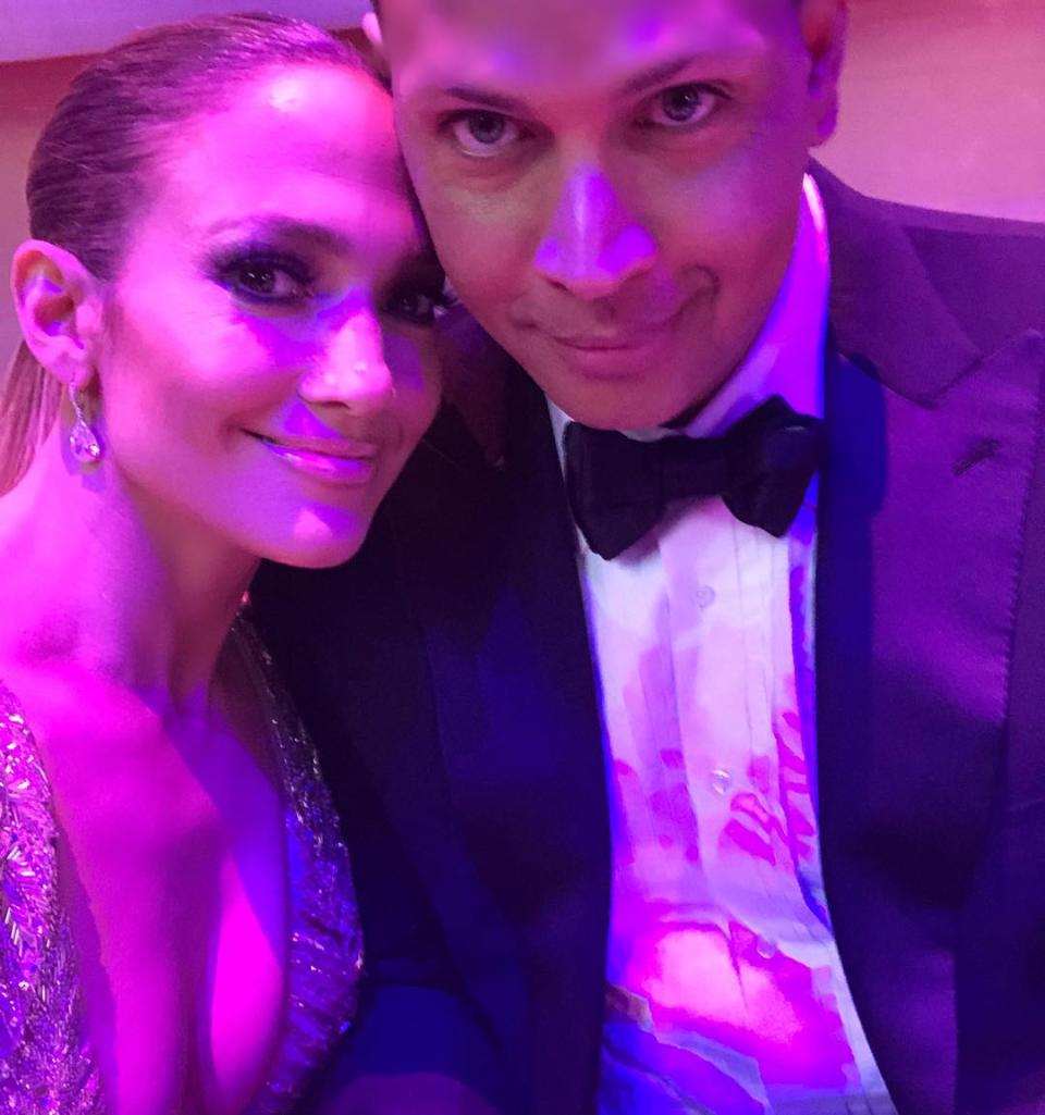 <p>Ella llegó al evento con su novio a quien le dedicó unas bellas palabras y de quien confesó estar totalmente enamorada/Getty Images/J.LO/Instagram </p>