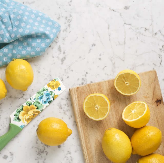 5 Best Lemon Extract Substitutes to Use for Baking