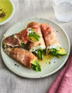 <p>Des morceaux de prosciutto, du fromage de chèvre citronné, des tranches d’avocat et de la roquette poivrée, rares sont ceux qui peuvent résister à cet amuse-bouche.</p><p>Découvrir la recette <a href="https://www.thekitchn.com/prosciutto-wrapped-avocado-22903083" rel="nofollow noopener" target="_blank" data-ylk="slk:ici;elm:context_link;itc:0;sec:content-canvas" class="link ">ici</a></p><br>