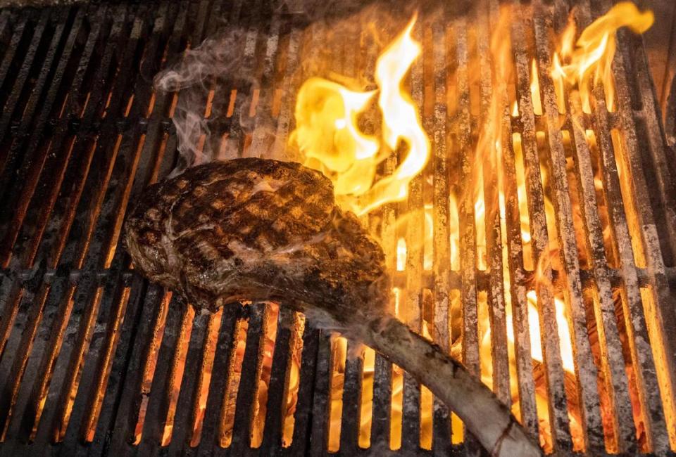 Miami, Florida, 19 de agosto de 2022 - Papi Steak, restaurante de Miami Beach, sirve un bistec Wagyu tomahawk de $1,000 que se presenta a la mesa en un maletín. El filete se prepara en la cocina antes de servirlo.