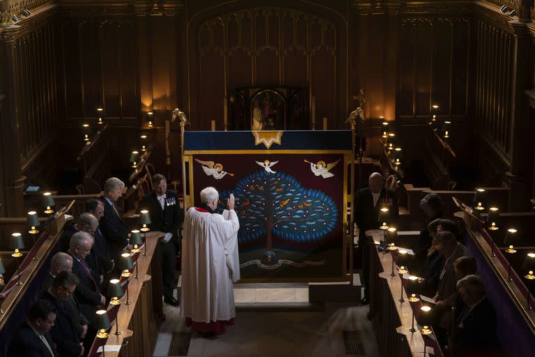 La pantalla de unción que se utilizará en la coronación del rey Carlos III de Gran Bretaña fue bendencida frente a una pequeña congregación, en la Capilla Real del Palacio de St James en Londres, el lunes 24 de abril. Durante el servicio dirigido por el líder espiritual de la iglesia, el arzobispo de Canterbury, Carlos será ungido con aceite. (Victoria Jones/Pool Photo vía AP, archivo)