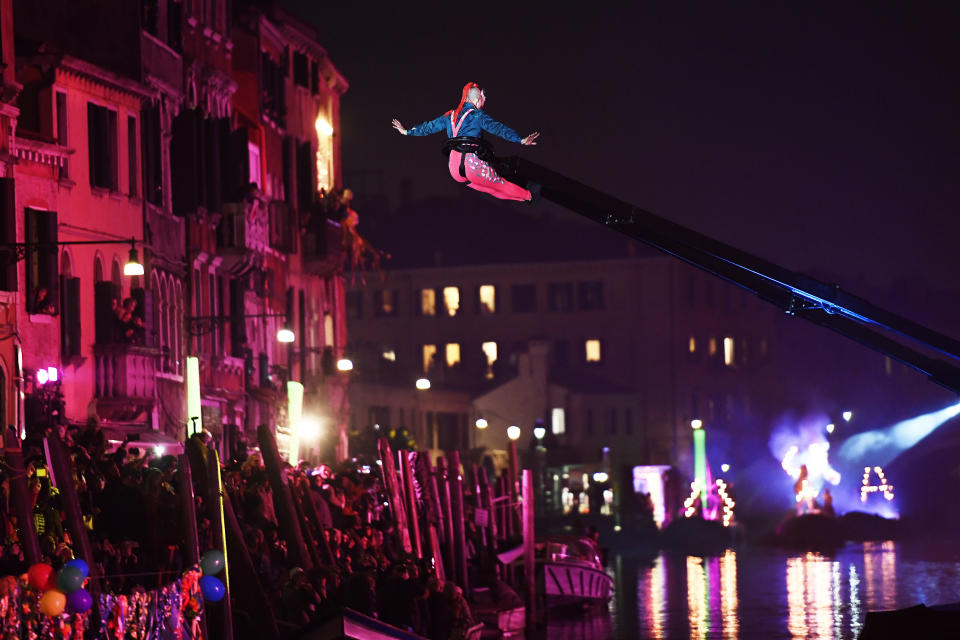 Lo spettacolo ha celebrato l'incontro tra 2 elementi, acqua e aria, con acrobati e giocolieri, mangiatori di fuoco e ballerine. Nel Rio di Cannaregio hanno sfilato una decina di imbarcazioni. Il suono degli archi ha accompagnato lo show. Un giocoliere ha maneggiato il fuoco, seguito dalle evoluzioni di un ballerino dentro una bolla. Poi le note di 'Sound of Silence' hanno accompagnato la coreografia di una danzatrice dentro una sfera trasparente mentre un acrobata, su un braccio meccanico, ha volteggiato sospeso nell'aria. (Vantage News/IPx)