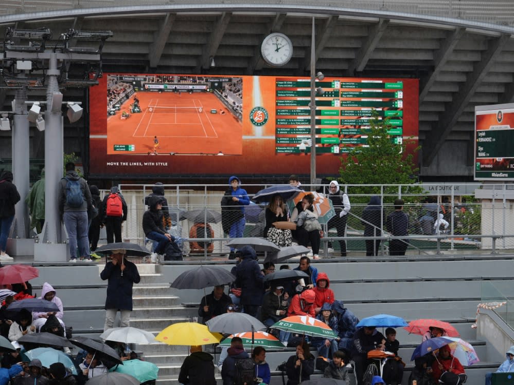 Viele Regenschirme, wenig Tennis in Paris (Dimitar DILKOFF)