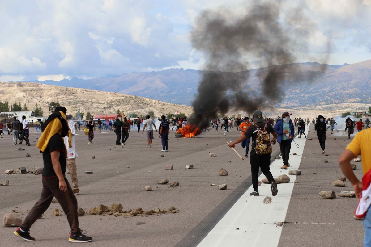 La sociedad de la nieve”  “Hoy empezamos a cortar a los muertos para  comerlos”: las cartas que revelan la experiencia extrema de la tragedia de  los Andes y que recrea un