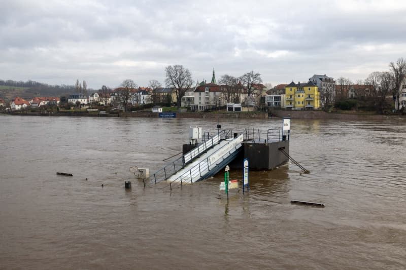 A landing stage on the Elbe is surrounded by floodwater. Daniel Schäfer/dpa