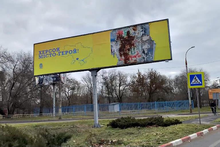 “Kherson, ciudad heroica“, dice el cartel de esta gran urbe del sur ucraniano