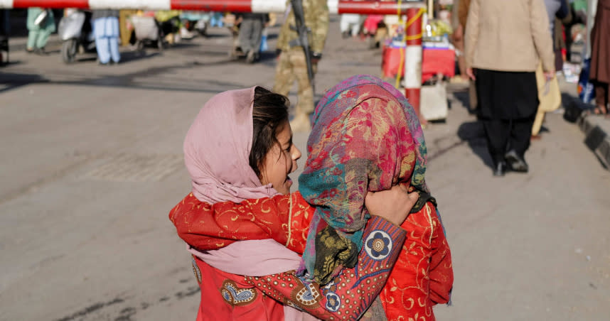 由於阿富汗當地經濟情況惡劣，已經有家庭開始販賣自家的女孩求生。（示意圖／達志／路透社）