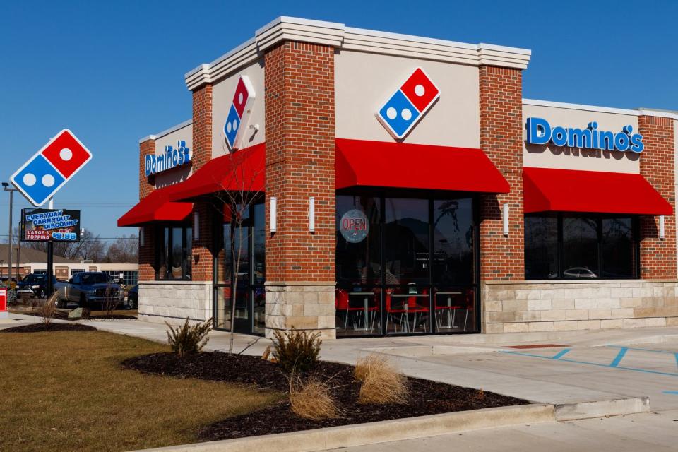 dominos restaurants open new years day