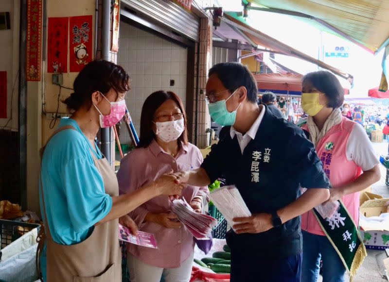 ▲黃偵琳感謝李昆澤委員百忙中二度合體陪同掃菜市場，因為上個月底在莒光菜市場見識到委員的功力，攤商跟民眾都熱情回應，今天再向委員拜託陪同掃哈囉市場。（圖／記者郭凱杰翻攝）