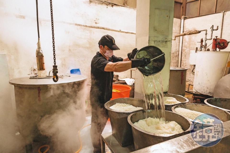 醋的製作費工耗時，需將糯米蒸好，再混合小麥與熱水發酵。