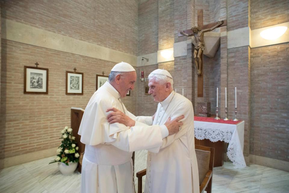 El anterior papa Benedicto con el papa Francisco