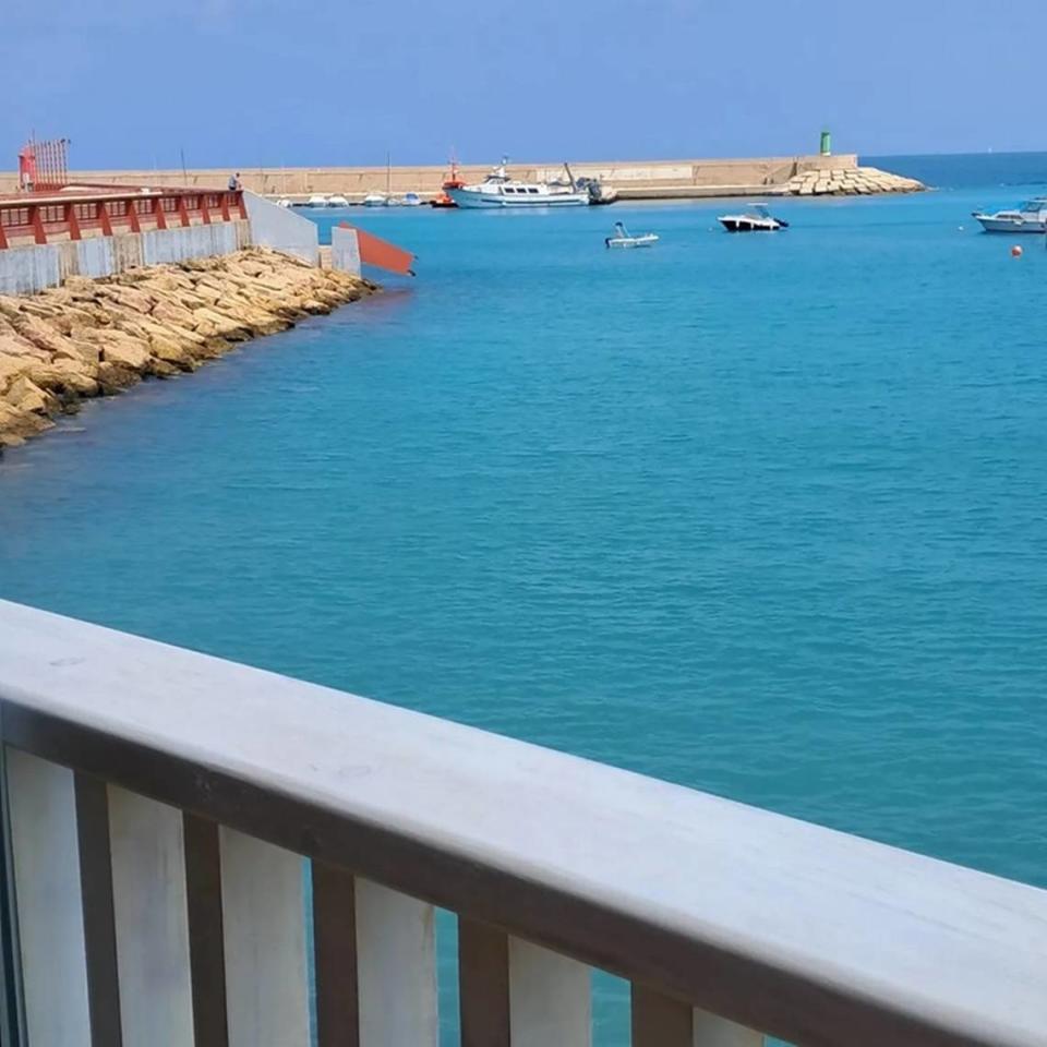 Vista del puerto desde un restaurante de Xàvea.