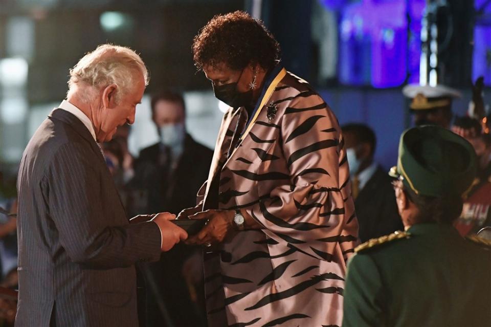 英國王儲查爾斯（左）2021年從巴貝多共和國第一位總統梅森（右）手中接下巴貝多自由勳章，勳章代表著巴貝多的最高榮譽。（圖取自facebook.com/TheBritishMonarchy）