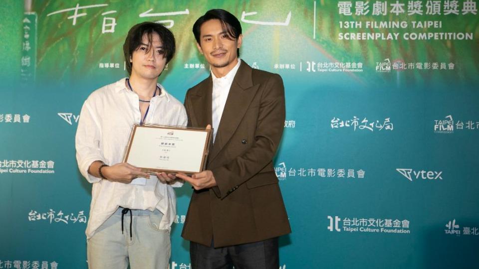 去年「拍台北」電影劇本徵選評審姚淳耀（右）與「銀劇本獎」得主包容任《如常》合影。（圖／台北市電影委員會提供）