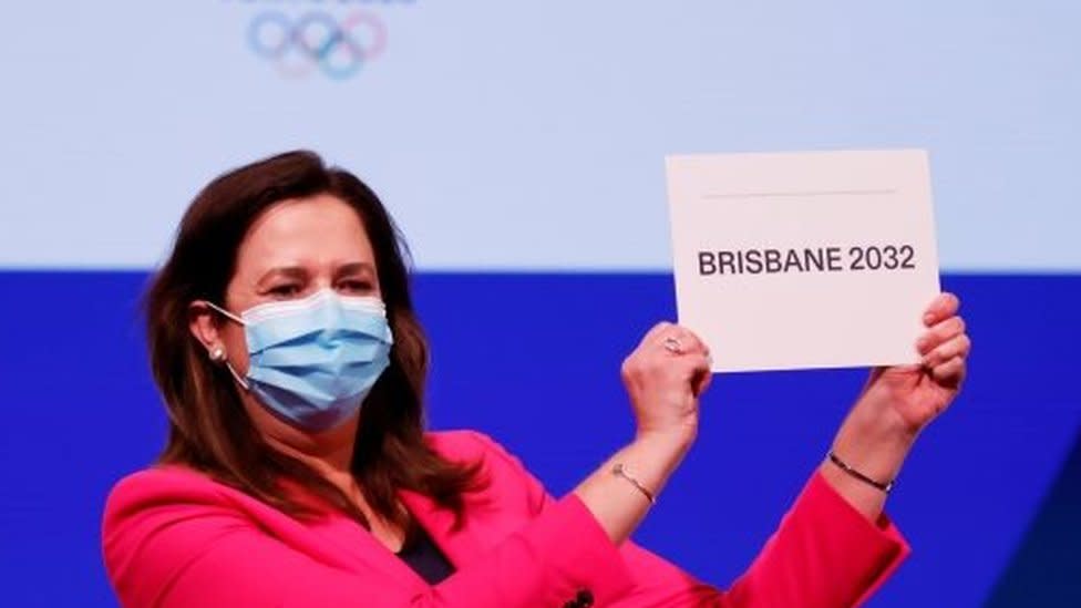 Annastacia Palaszczuk sostiene un cartel