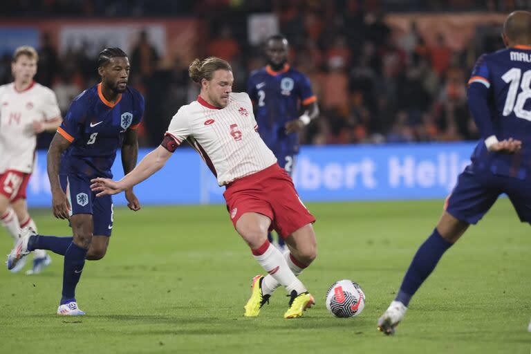 El mediocampista Samuel Piette es uno de los cinco suplentes que ingresaron en el segundo tiempo frente a Países Bajos, en un amistoso de preparación para disputar la Copa América.