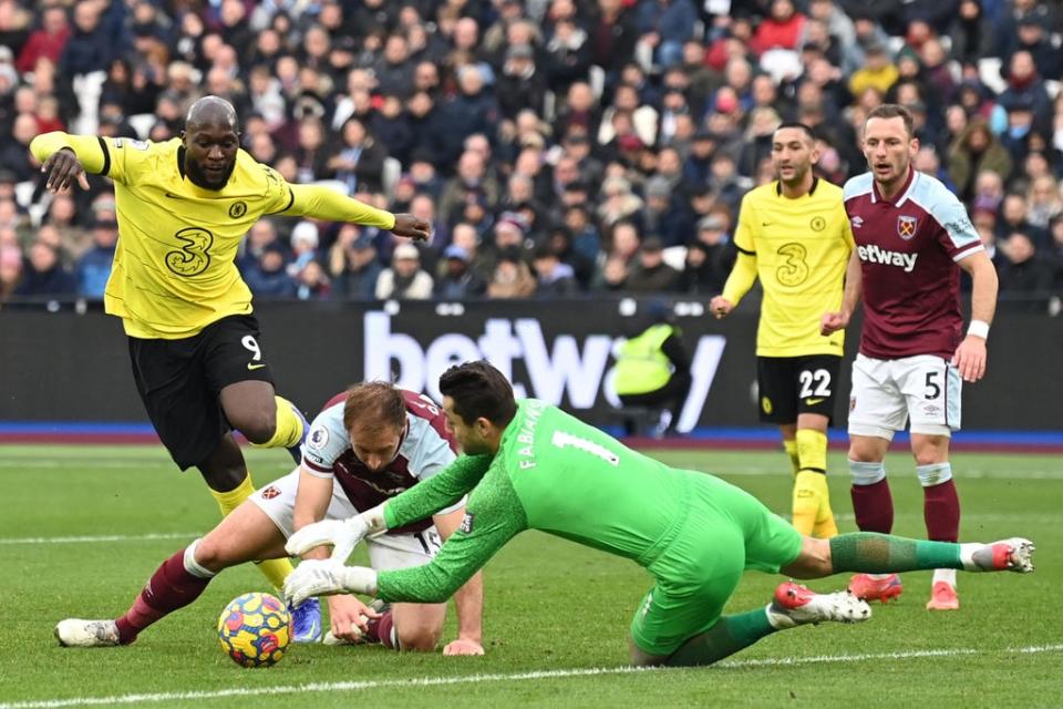 Lukasz Fabianski collects a loose ball (Getty)