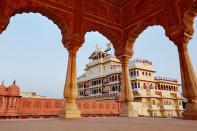 El palacio centenario se encuentra en Jaipur, también conocida como la ciudad rosa, capital del estadio indio de Rajastán, al noroeste del país.(Foto: <a href="http://es.airbnb.com/rooms/39622530?source_impression_id=p3_1573584787_bHKBduGdydoo8gya&guests=1&adults=1&irgwc=1&irclid=wsgS4F0HexyOWKYwUx0Mo3ERUkn1m6VuT29Wyc0&ircid=4560&c=Viglink%20Primary_392845_4210298&sharedid=4210298&af=126295512&_set_bev_on_new_domain=1573827289_HmQP9sbP0SHJMd2s" rel="nofollow noopener" target="_blank" data-ylk="slk:Airbnb;elm:context_link;itc:0;sec:content-canvas" class="link ">Airbnb</a>).