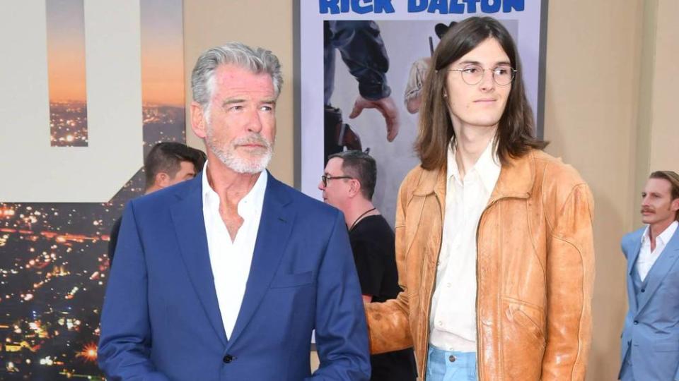 Pierce Brosnan (l.) kam mit Sohn Dylan zur Premiere von "Once Upon a Time... in Hollywood" in Los Angeles (Bild: imago images / Starface)