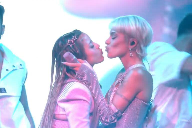 Tini y Emilia terminaron su presentación con un beso en la boca (Captura video)