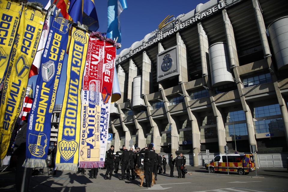 Elementos de la policía con unidades caninas afuera del Estadio Santiago Bernabéu previo a la final de la Copa Libertadores entre River Plate y Boca Juniors en Madrid, España, el domingo 9 de diciembre de 2018. (AP Foto/Thanassis Stavrakis)