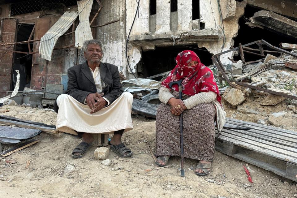 A Palestinian family returns to Khan Younis (Reuters)