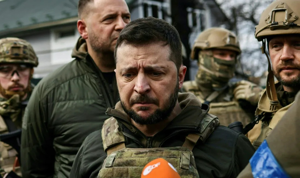 <p>El momento en que más hundido hemos visto a Zelenski y en su rostro se le ha notado más abatido ha sido al visitar la localidad de Bucha, recientemente liberada por los ucranianos y convertida en una ciudad del horror por las tropas rusas. (Foto: Ronaldo Schemidt / AFP / Getty Images).</p> 