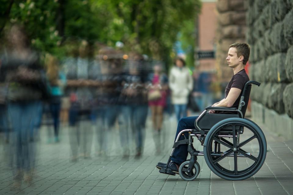 <a href="https://www.shutterstock.com/es/image-photo/invalid-man-sit-wheel-chair-crowd-453693343" rel="nofollow noopener" target="_blank" data-ylk="slk:Shutterstock / Realstock;elm:context_link;itc:0;sec:content-canvas" class="link ">Shutterstock / Realstock</a>