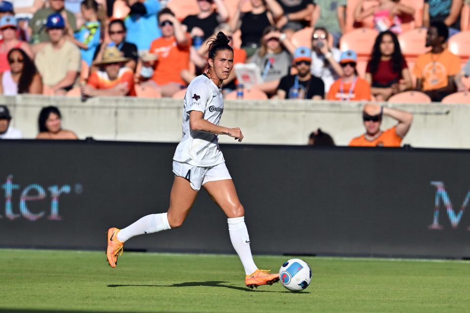 North Carolina Courage defender Carson Pickett (4) controls the ball against the Houston Dash in a May 29 NWSL game.