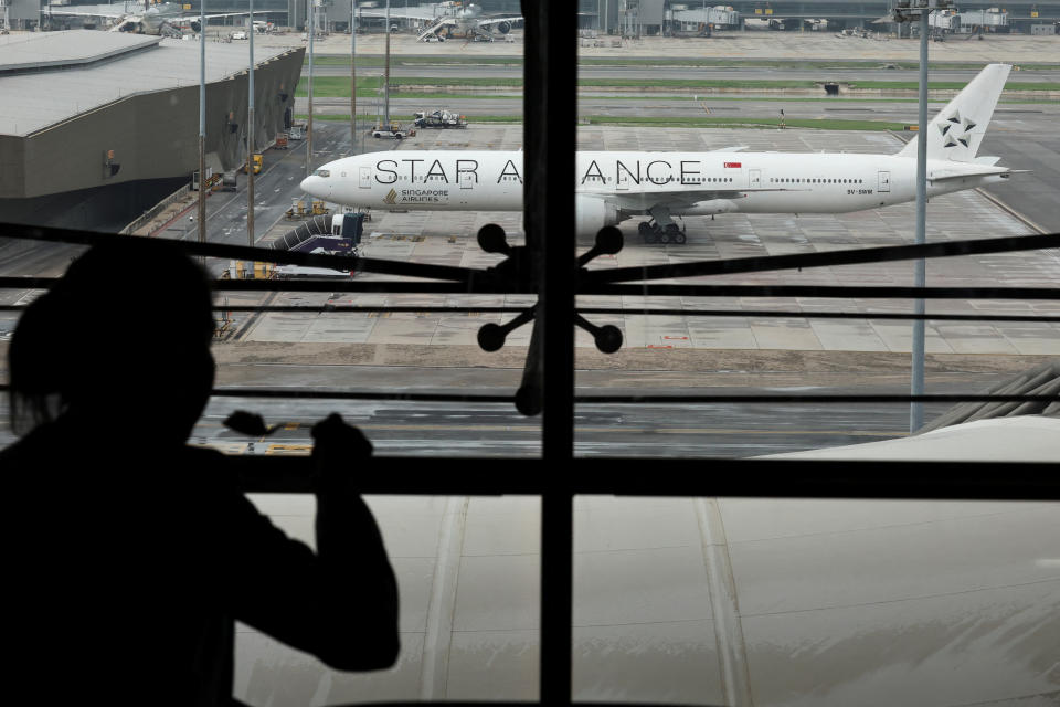 新加坡航空公司一架客機21日在空中遭遇亂流緊急迫降泰國。（路透社）