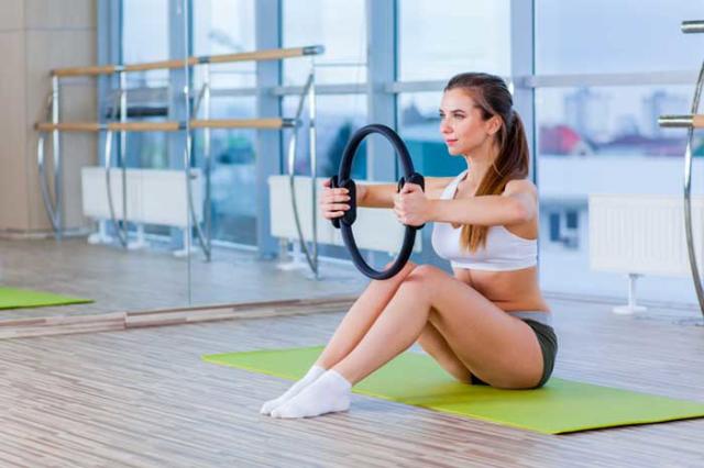 Ejercicios con aro de pilates para los brazos