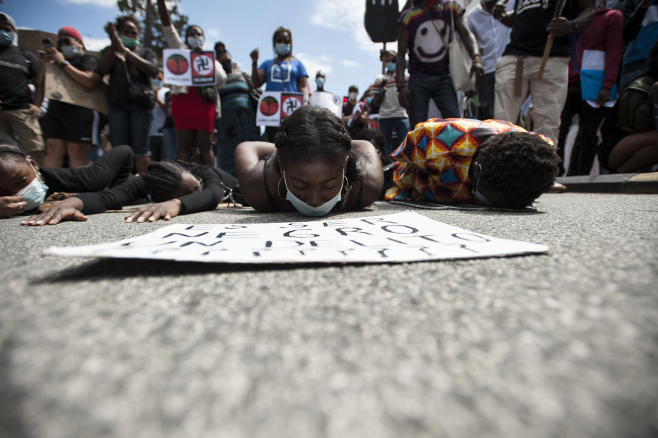 Demonstranten liegen bei einer Demonstration auf dem Boden, während sie rufen "Ich kann nicht atmen". Foto: Elsa A Bravo / SOPA Images via ZUMA Wire / dpa