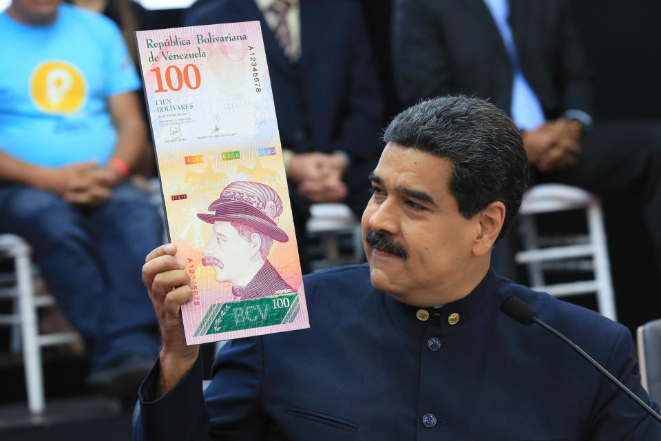 El presidente venezolano Nicolás Maduro muestra una imagen de un billete de 100 bolívares soberanos (EFE)